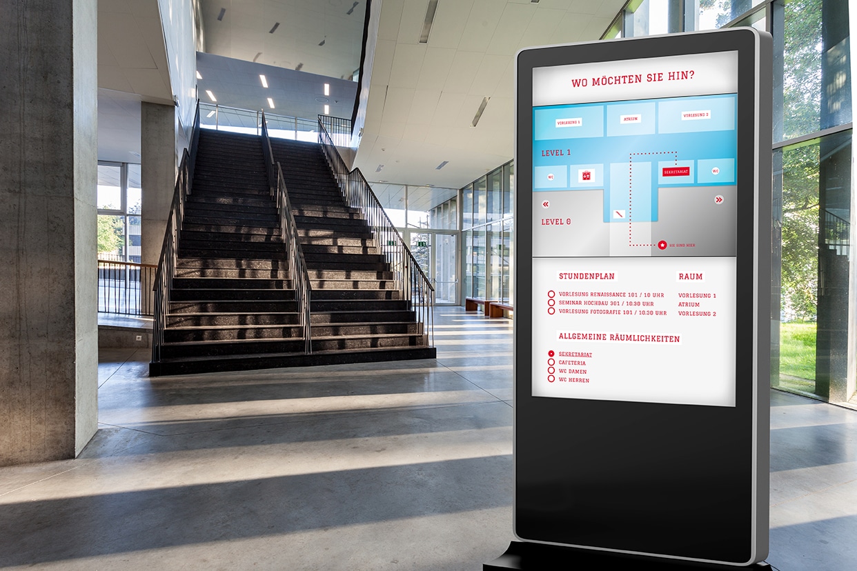 Das Bild zeigt die SWORKS Digital Signage Stele mit digitaler Wegeleitung und Raumplan für Indoornavigation in einer Uni.
