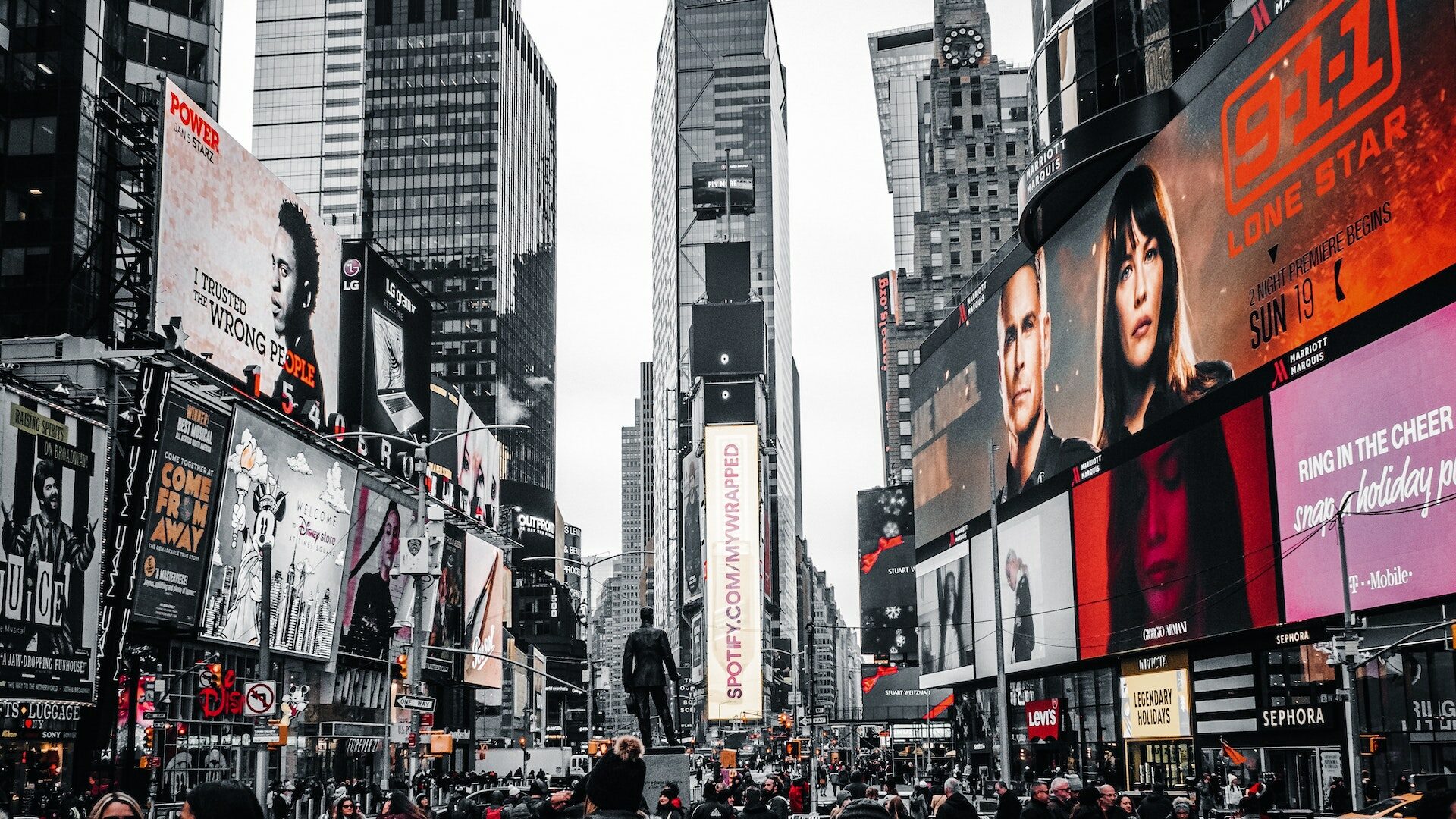 Ein Bild vom Times Square mit eindrucksstarken Digital Signage Videowalls